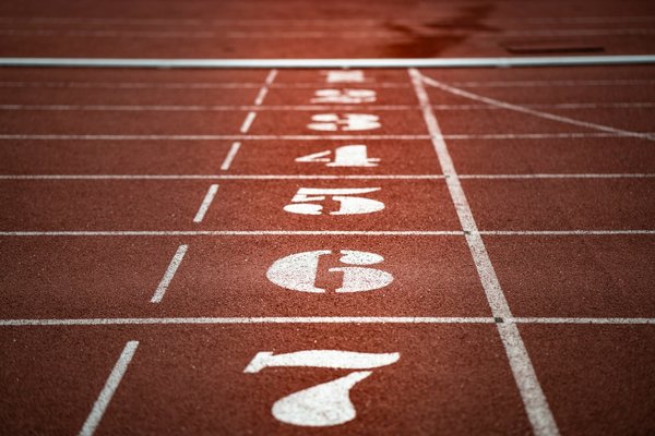 Comment améliorer le temps de réaction au départ d'un 100 mètres en athlétisme?